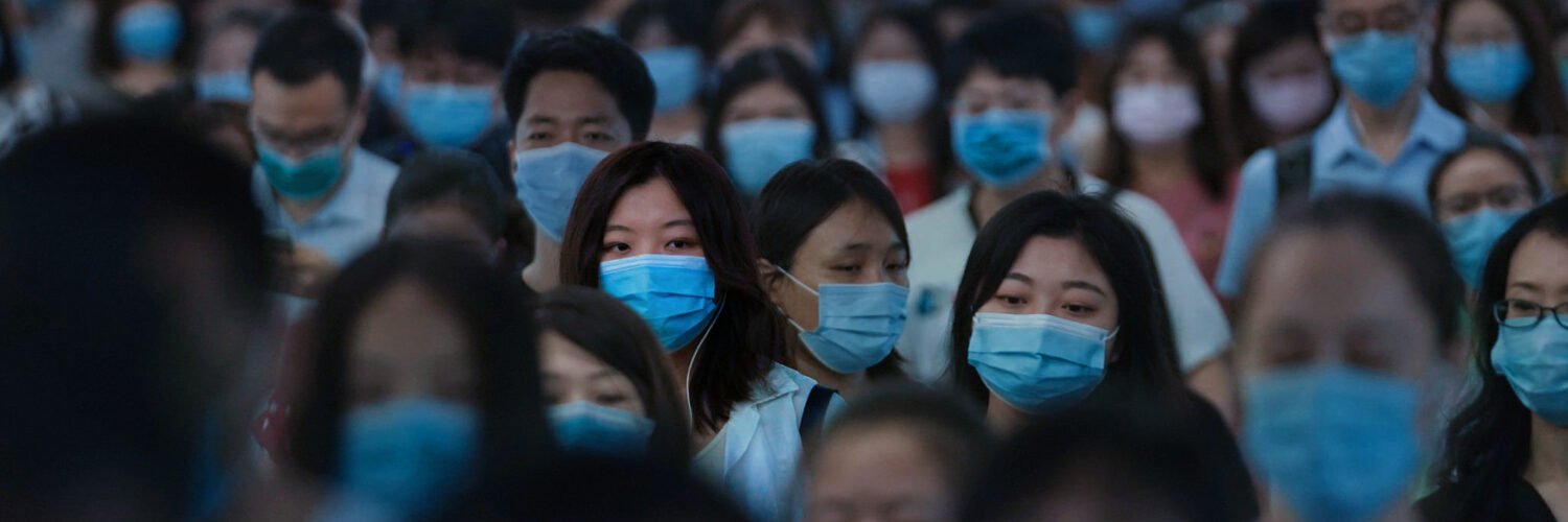 https://www.gettyimages.es/detail/fotografía-de-noticias/people-wearing-face-masks-walk-in-a-subway-fotografía-de-noticias/1227697724