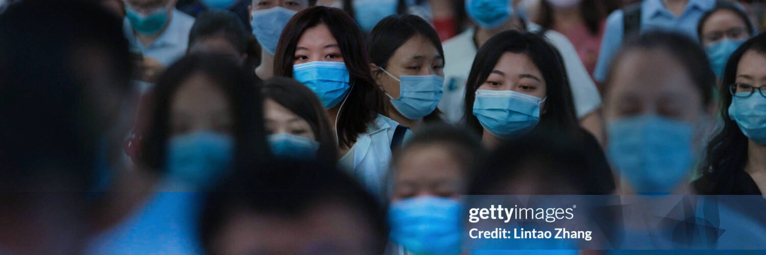 https://www.gettyimages.es/detail/fotografía-de-noticias/people-wearing-face-masks-walk-in-a-subway-fotografía-de-noticias/1227697724