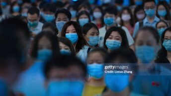 https://www.gettyimages.es/detail/fotografía-de-noticias/people-wearing-face-masks-walk-in-a-subway-fotografía-de-noticias/1227697724