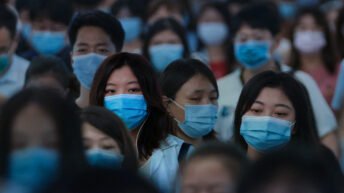 https://www.gettyimages.es/detail/fotografía-de-noticias/people-wearing-face-masks-walk-in-a-subway-fotografía-de-noticias/1227697724
