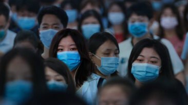 https://www.gettyimages.es/detail/fotografía-de-noticias/people-wearing-face-masks-walk-in-a-subway-fotografía-de-noticias/1227697724