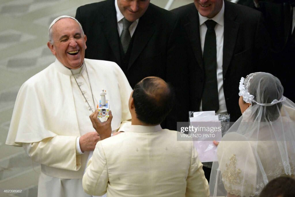 Los siete falsos Papas de (Apocalipsis 17): 1º. Roncali, 2º. Montini, 3º. Luciani, 4º. Wojtyla, 5º. Ratzinger y 6º. BERGOGLIO y 7º, el anticristo.