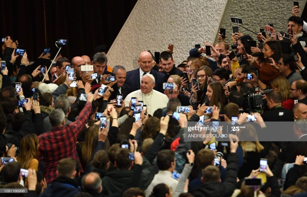 Los siete falsos Papas de (Apocalipsis 17): 1º. Roncali, 2º. Montini, 3º. Luciani, 4º. Wojtyla, 5º. Ratzinger y 6º. BERGOGLIO y 7º, el anticristo.