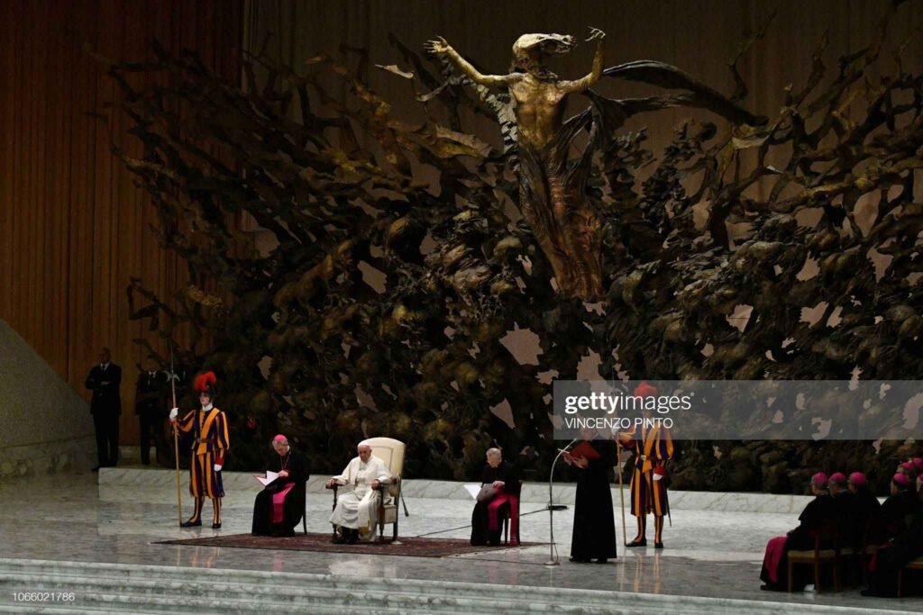 Los siete falsos Papas de (Apocalipsis 17): 1º. Roncali, 2º. Montini, 3º. Luciani, 4º. Wojtyla, 5º. Ratzinger y 6º. BERGOGLIO y 7º, el anticristo.