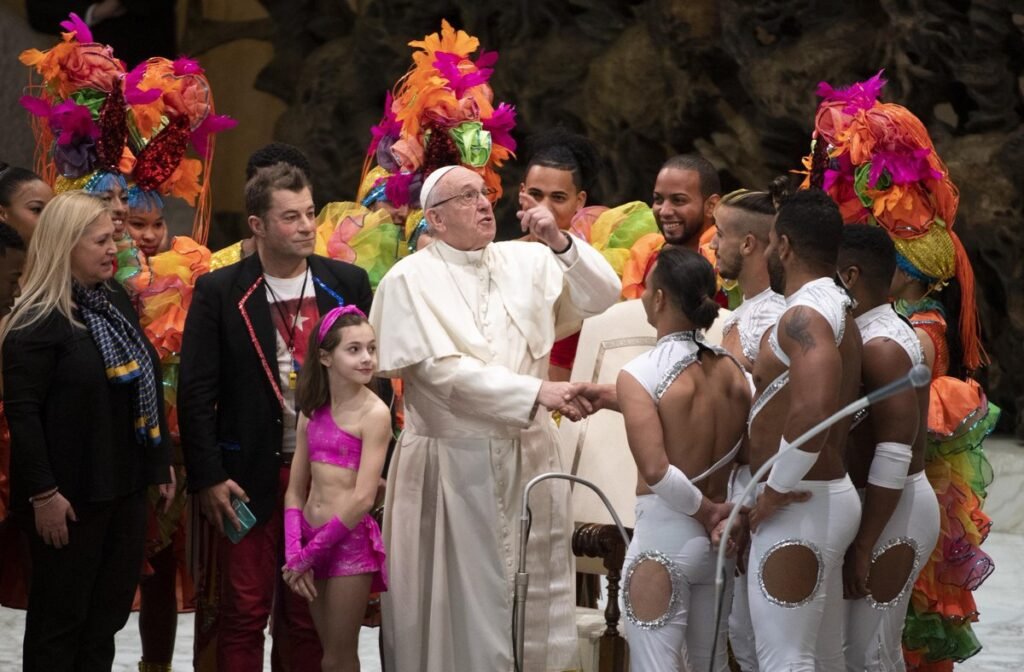 Los siete falsos Papas de (Apocalipsis 17): 1º. Roncali, 2º. Montini, 3º. Luciani, 4º. Wojtyla, 5º. Ratzinger y 6º. BERGOGLIO y 7º, el anticristo.