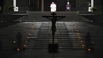 Los siete falsos Papas de (Apocalipsis 17): 1º. Roncali, 2º. Montini, 3º. Luciani, 4º. Wojtyla, 5º. Ratzinger y 6º. BERGOGLIO y 7º, el anticristo.
