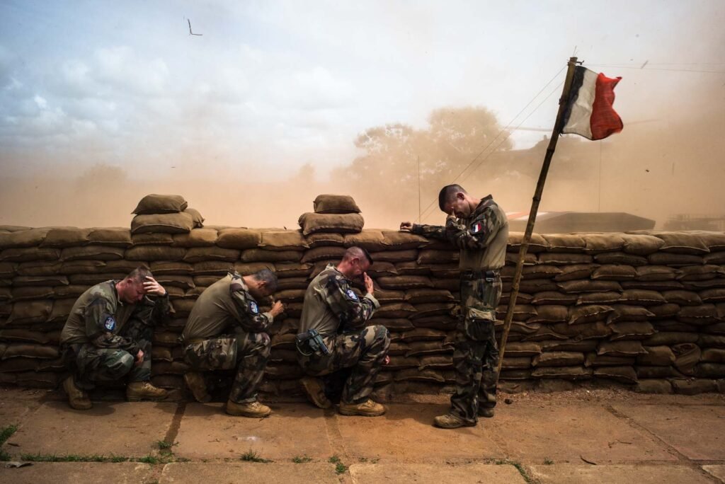 Militares franceses alertan que la covid-19 estaría vinculada a la tecnología 5G para controlar y esclavizar a la población mundial, por Luys Coleto (septiembre 9 de 2021). https://uncatolicoperplejo.com/militares-franceses-alertan-de-la-tecnologia-5g/