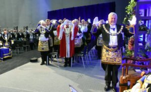 Mudra. Triángulo. Signo masónico. Masonería. Logia. Hitler. Feminismo.