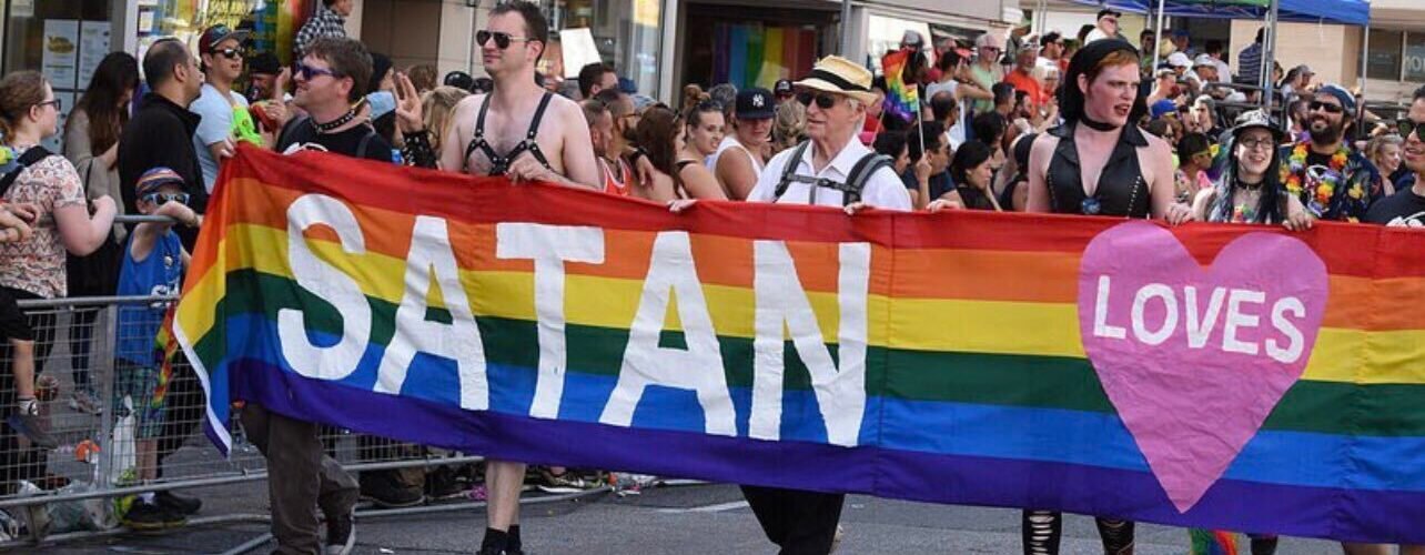https://uncatolicoperplejo.es/wp-content/uploads/2025/08/satan-Gay-Pride-arcoiris-bandera-LGTBI-1.webp
