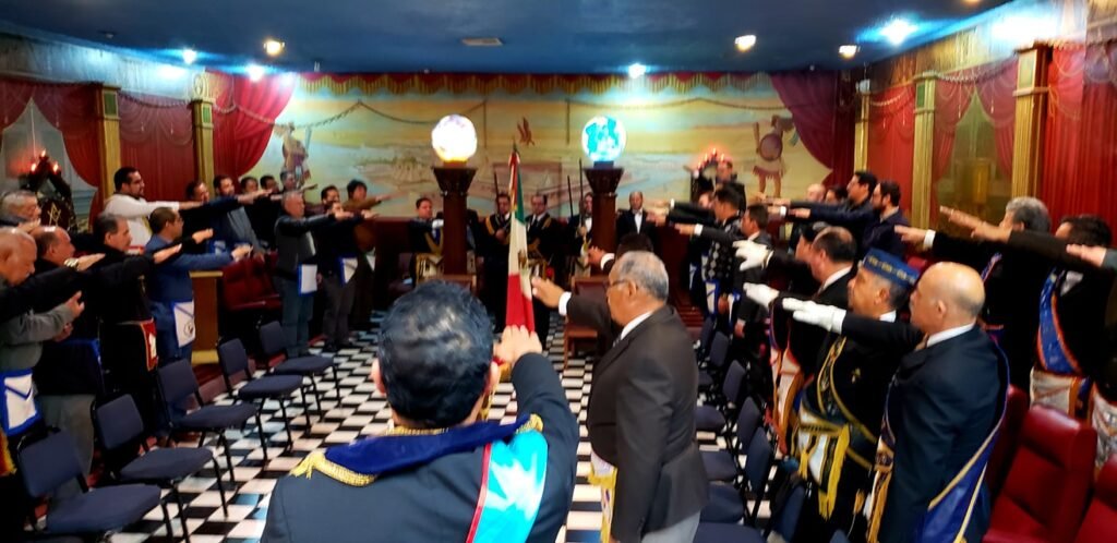 Signo masónico (Saludo nazi) (Logia Arquitectura Moral nº7 Tijuana, Méjico).